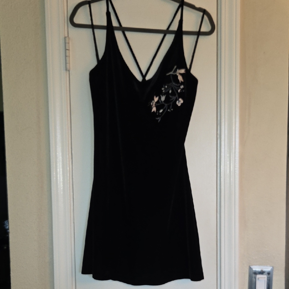 Chic Black Mini Dress with Floral Detail 💚🩵🩷